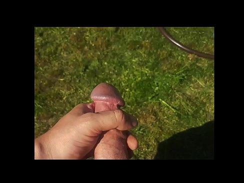 ❤️ Hete hottie laat zich in haar roze kutje neuken en spuitend klaarkomen in een zomerse tuin ️❌ Fucking video at us