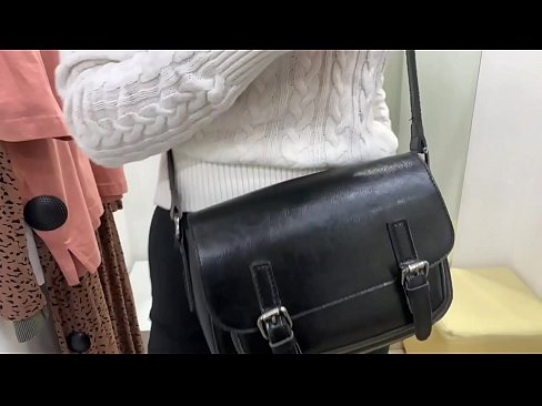 ❤️ Publiekelijke masturbatie van jonge teef FeralBerry met een dildo in de paskamer ️❌ Fucking video at us