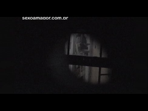 ❤️ Blondie wordt stiekem gefilmd door een voyeur uit de buurt, verstopt achter holle bakstenen ️❌ Fucking video at us