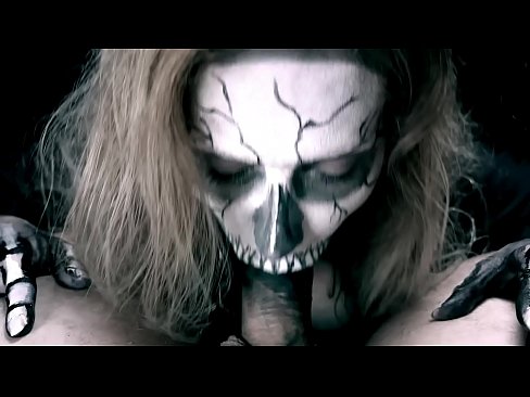 ❤️ Demon girl zuigt pik met haar zwarte mond en slikt sperma. ️❌ Fucking video at us