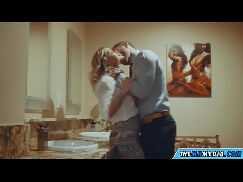 ❤️ Wanneer een rondborstige blondine je verleidt in een openbaar toilet ️❌ Fucking video at us